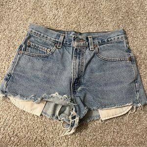 Vintage Levi’s 550 raw hem denim shorts. Size 29.